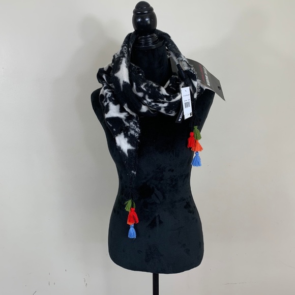 NWT Steve Madden blanket scarf - Picture 2 of 7